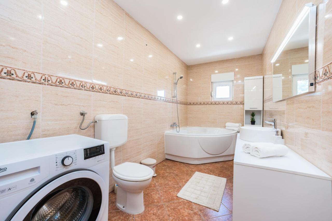 Apartmani Tomeri Starigrad Paklenica Exterior foto