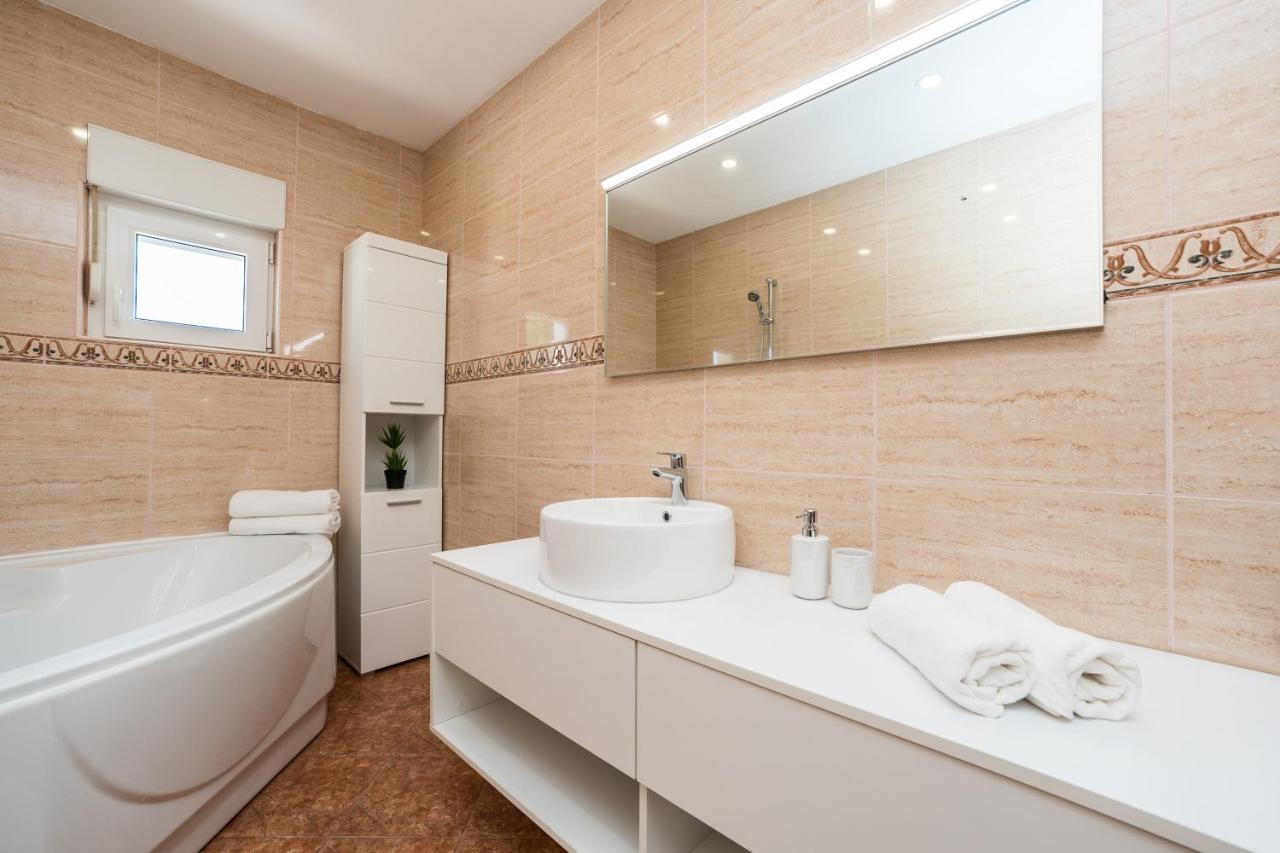 Apartmani Tomeri Starigrad Paklenica Exterior foto